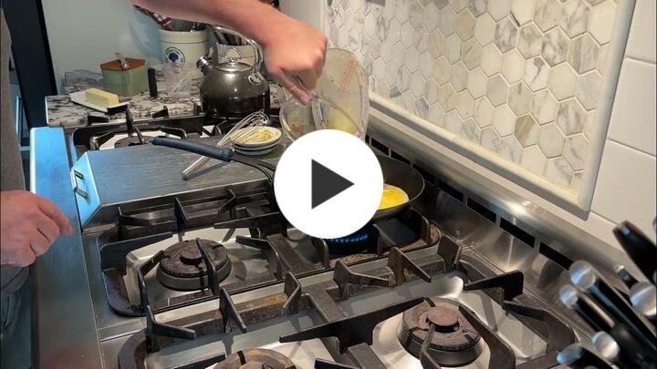 Scrambled Eggs Using Carbon Steel Pan